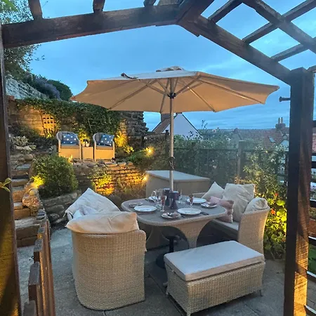 Voyagers View - Luxury With Coastal Views And Garden * Whitby