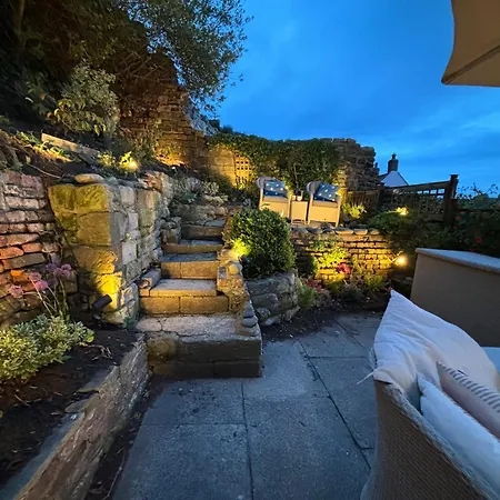Voyagers View - Luxury With Coastal Views And Garden * Γουίτμπι